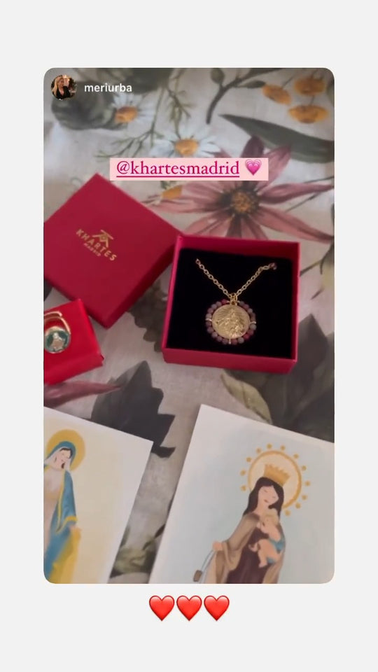 Medalla Khartes en su caja de regalo con estampas ilustradas