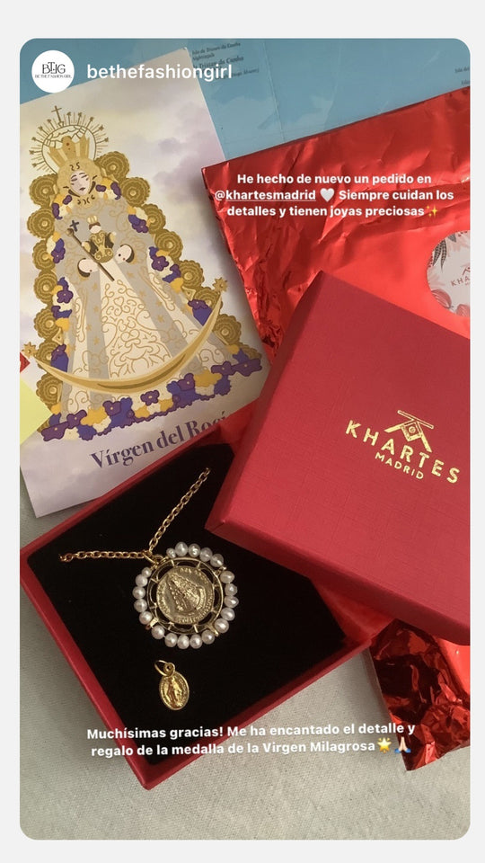Medalla de la Virgen Milagrosa Khartes con perlas en su caja de regalo