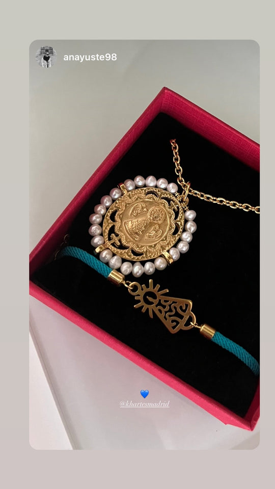 Medalla Khartes con perlas naturales y pulsera en su caja