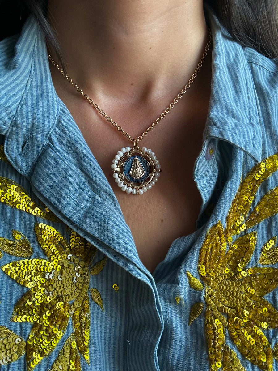Medalla de la Virgen del Rocío con perla natural y esmalte azul marino – Khartes Madrid