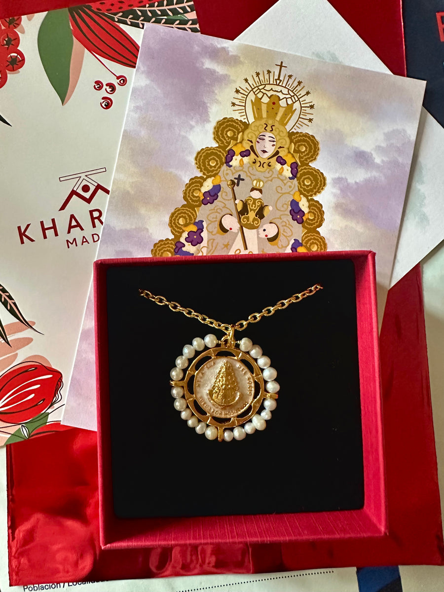 Medalla de la Virgen del Rocío con perla y esmalte blanco perla – Khartes Madrid