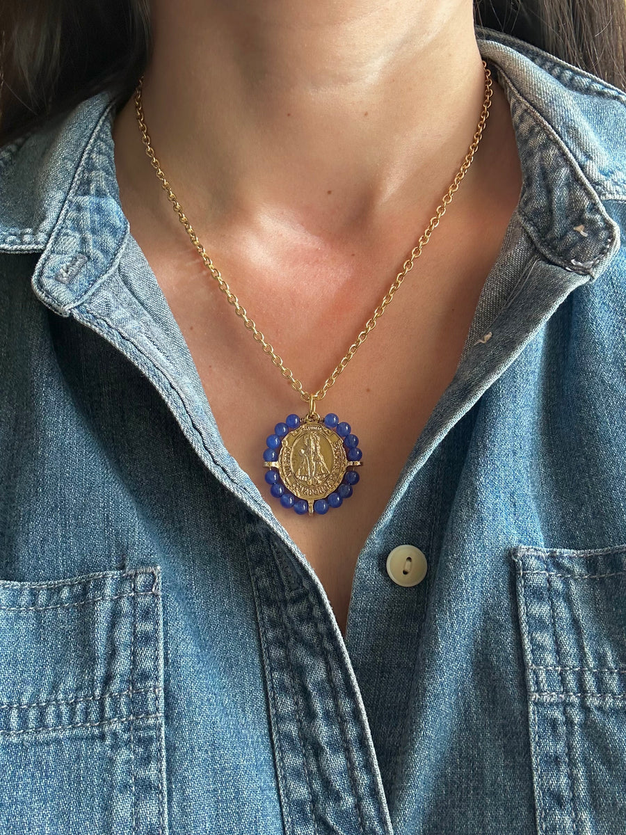 Medalla de la Virgen de Covadonga con piedras azul oscuro – Khartes Madrid
