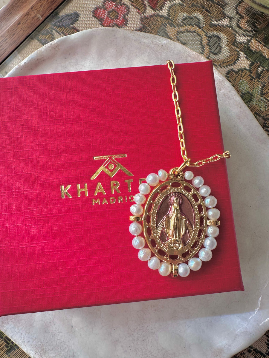 Medalla de La Milagrosa con perla natural y esmalte lila – Khartes Madrid