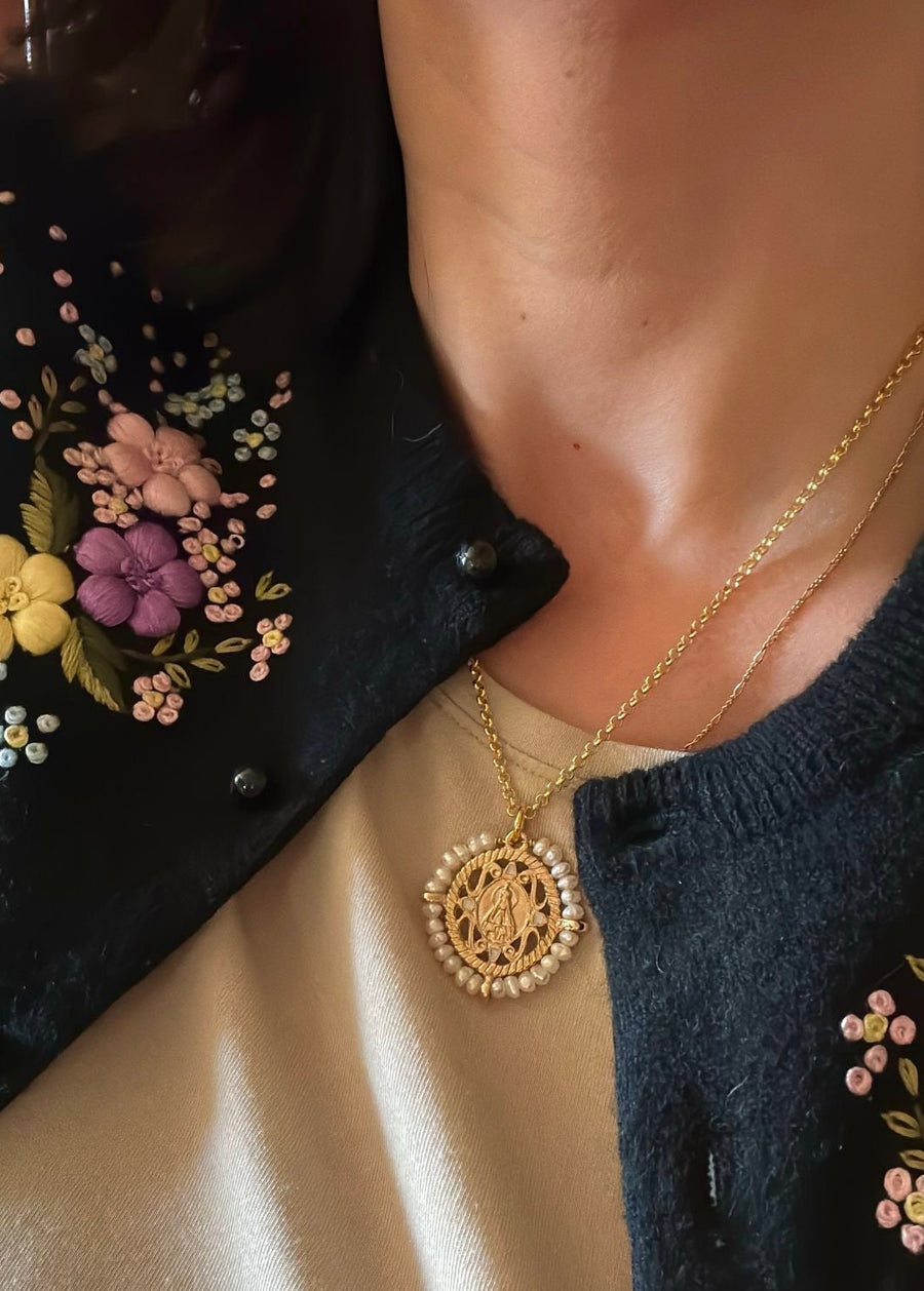 Medalla de la Virgen de Fátima con perlas y esmalte blanco perla – Khartes Madrid