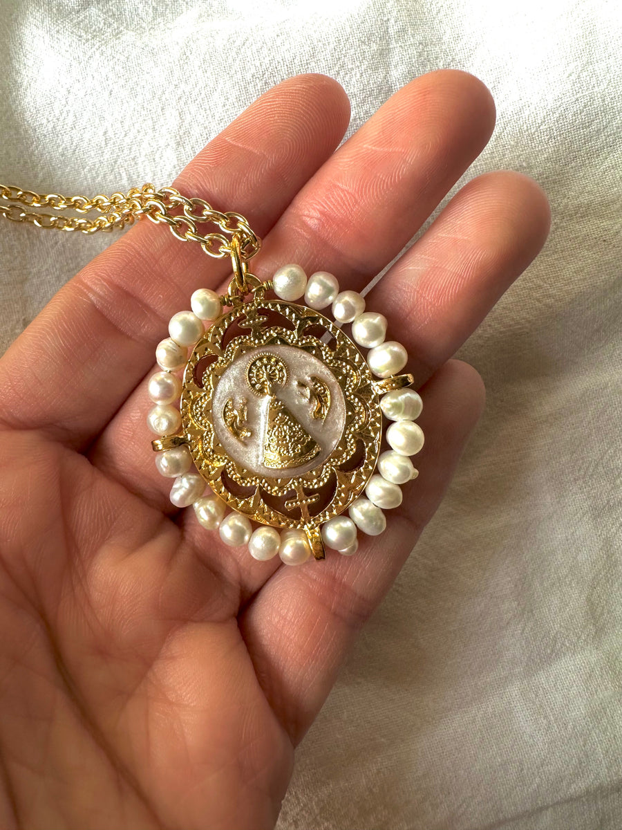 Medalla de la Virgen del Pilar con perla natural y esmalte blanco perla – Khartes Madrid