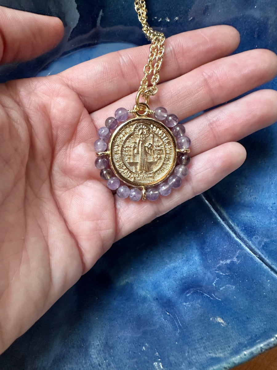 Medalla San Benito con amatistas dorada, con medalla religiosa y halo de cuentas redondas de amatista natural.