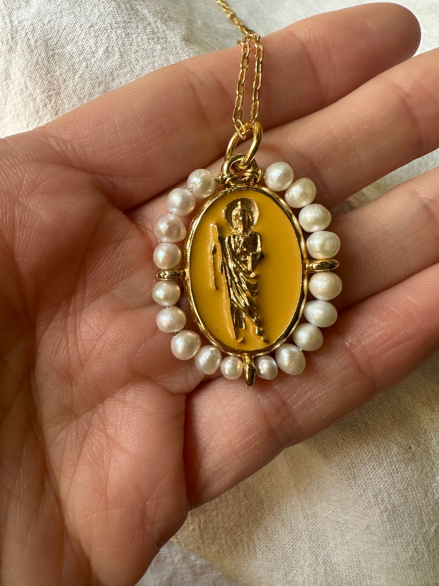 Medalla de San Judas Tadeo y Virgen de Guadalupe con esmalte mostaza y perla natural – Khartes Madrid