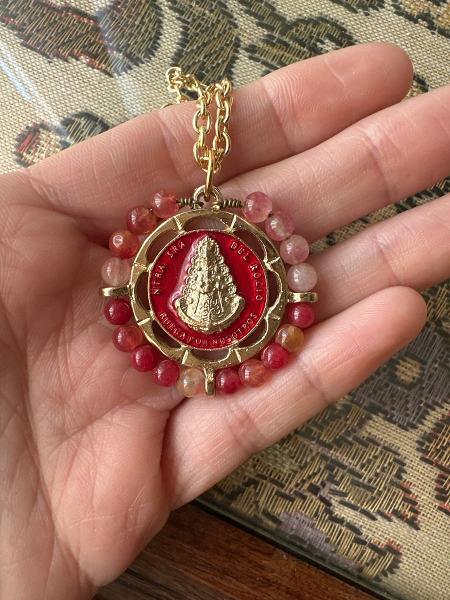 Medalla de la Virgen del Rocío con piedra roja y esmalte – Khartes Madrid