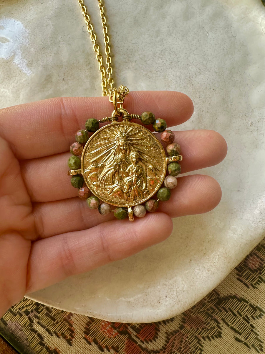 Medalla de la Virgen del Carmen con unakita – Khartes Madrid