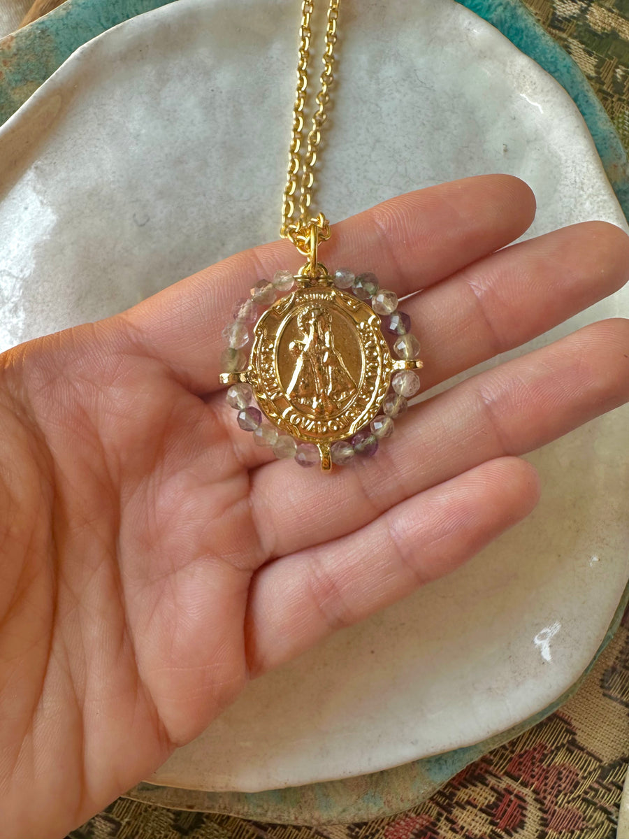 Medalla de la Virgen de Covadonga con fluorita – Khartes Madrid