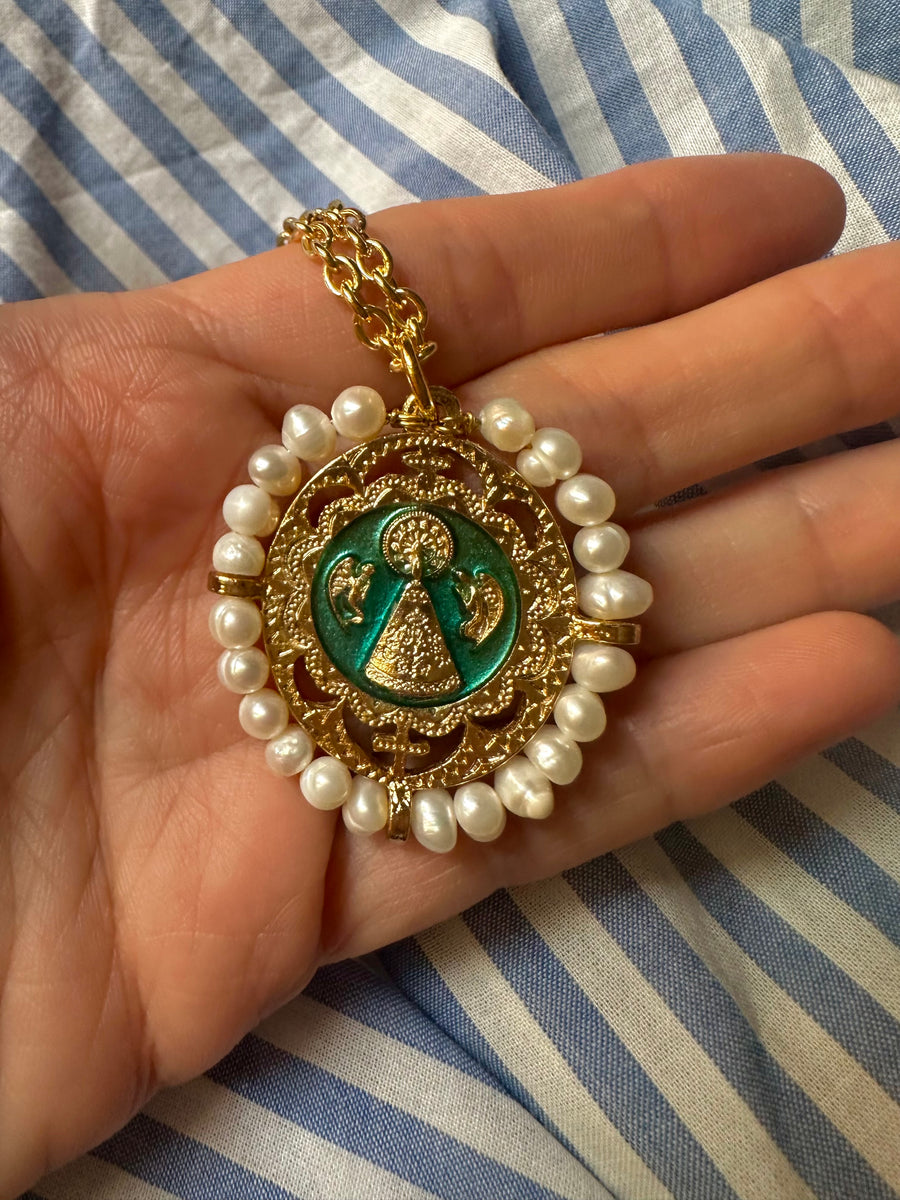 Medalla de la Virgen del Pilar con perla natural y esmalte verde – Khartes Madrid