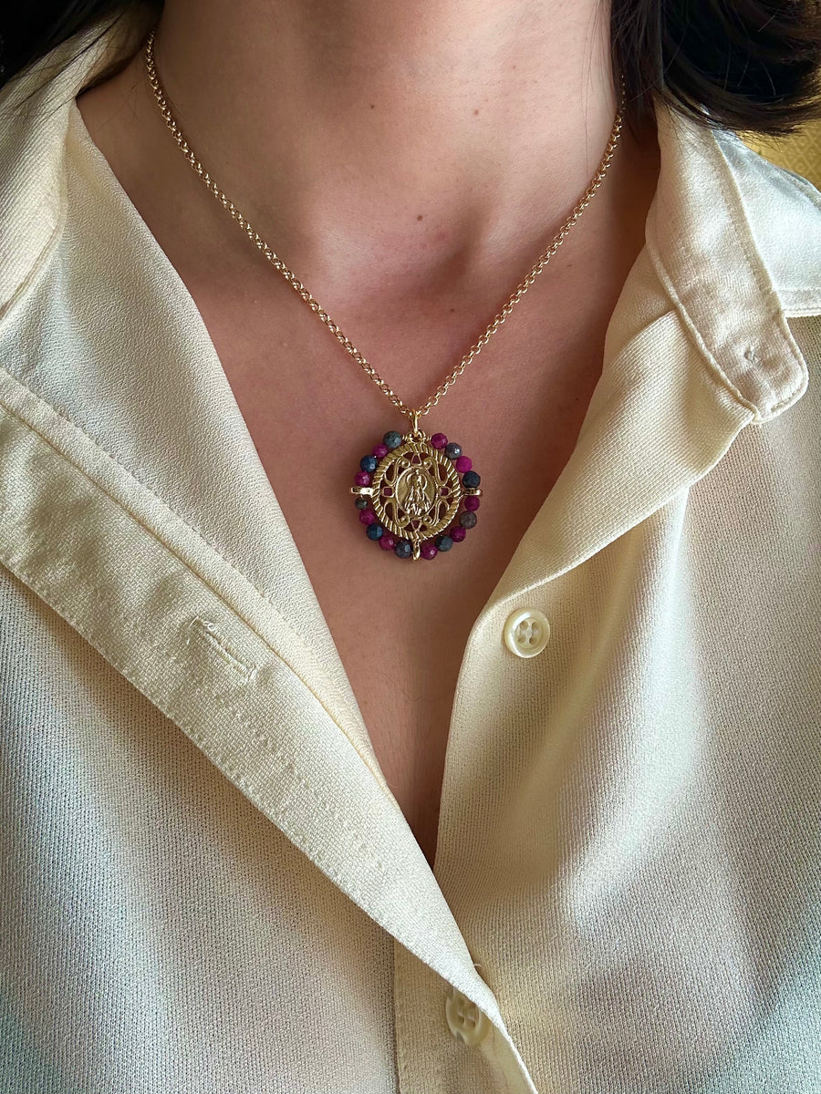 Medalla de la Virgen de Fátima con rubíes, zafiros y esmalte granate – Khartes Madrid