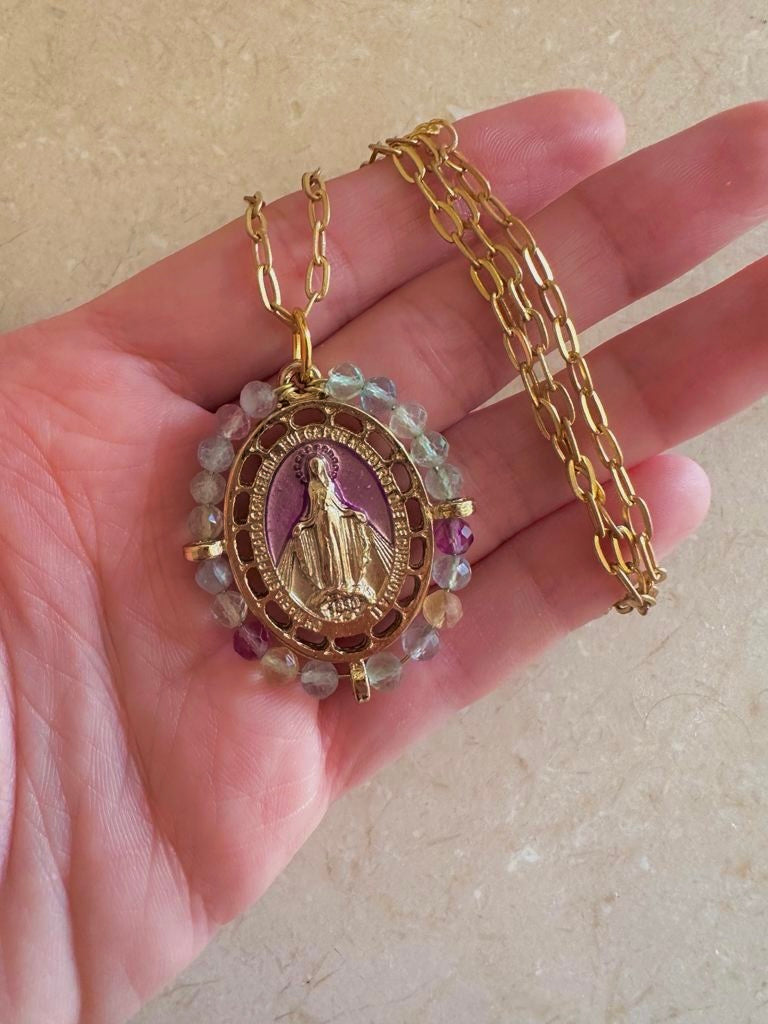 Medalla de La Milagrosa con fluorita y esmalte lila – Khartes Madrid