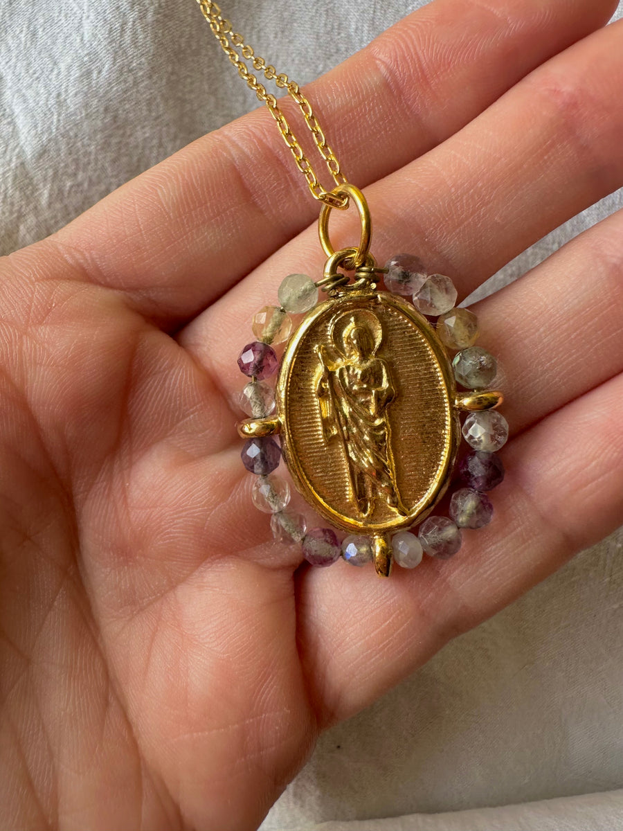 Medalla de San Judas Tadeo con fluorita – Khartes Madrid