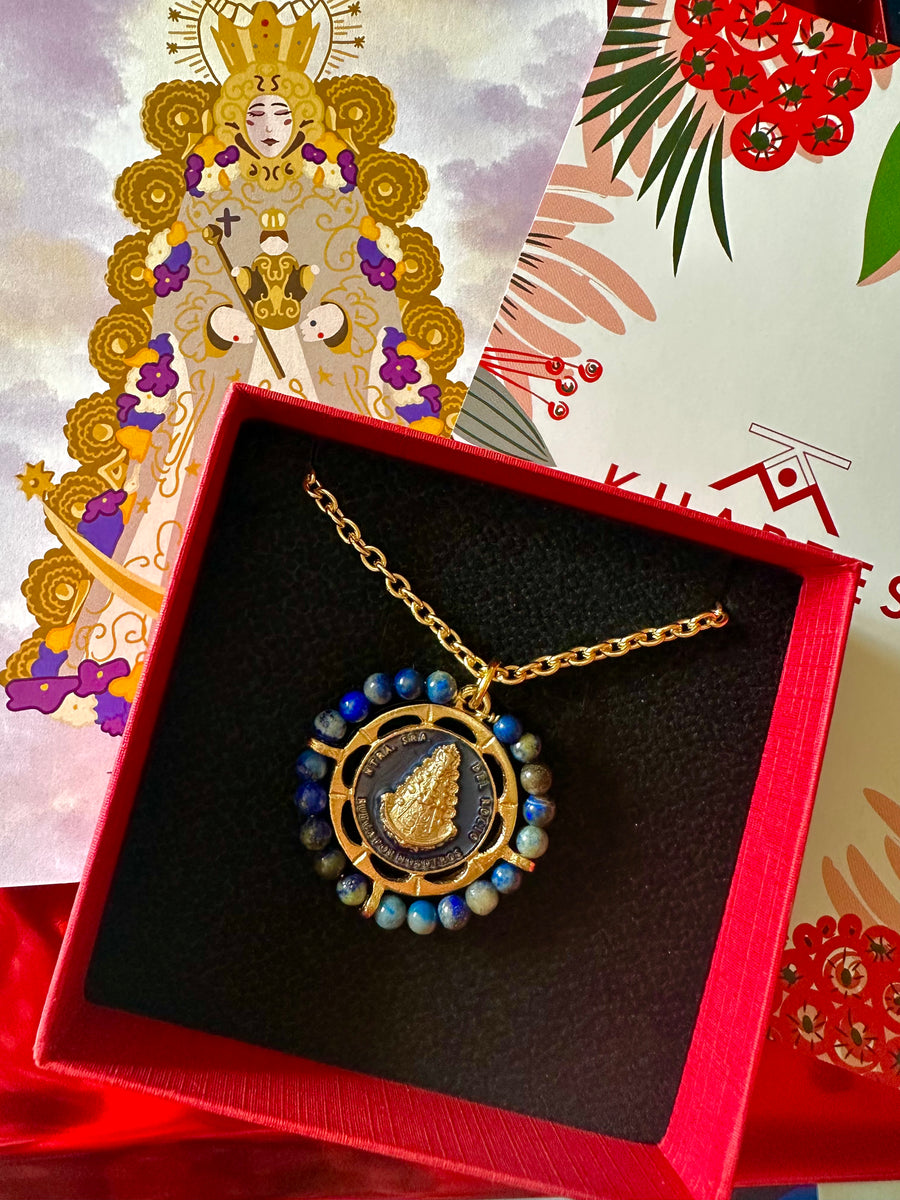 Medalla de la Virgen del Rocío con lapislázuli y esmalte azul marino – Khartes Madrid