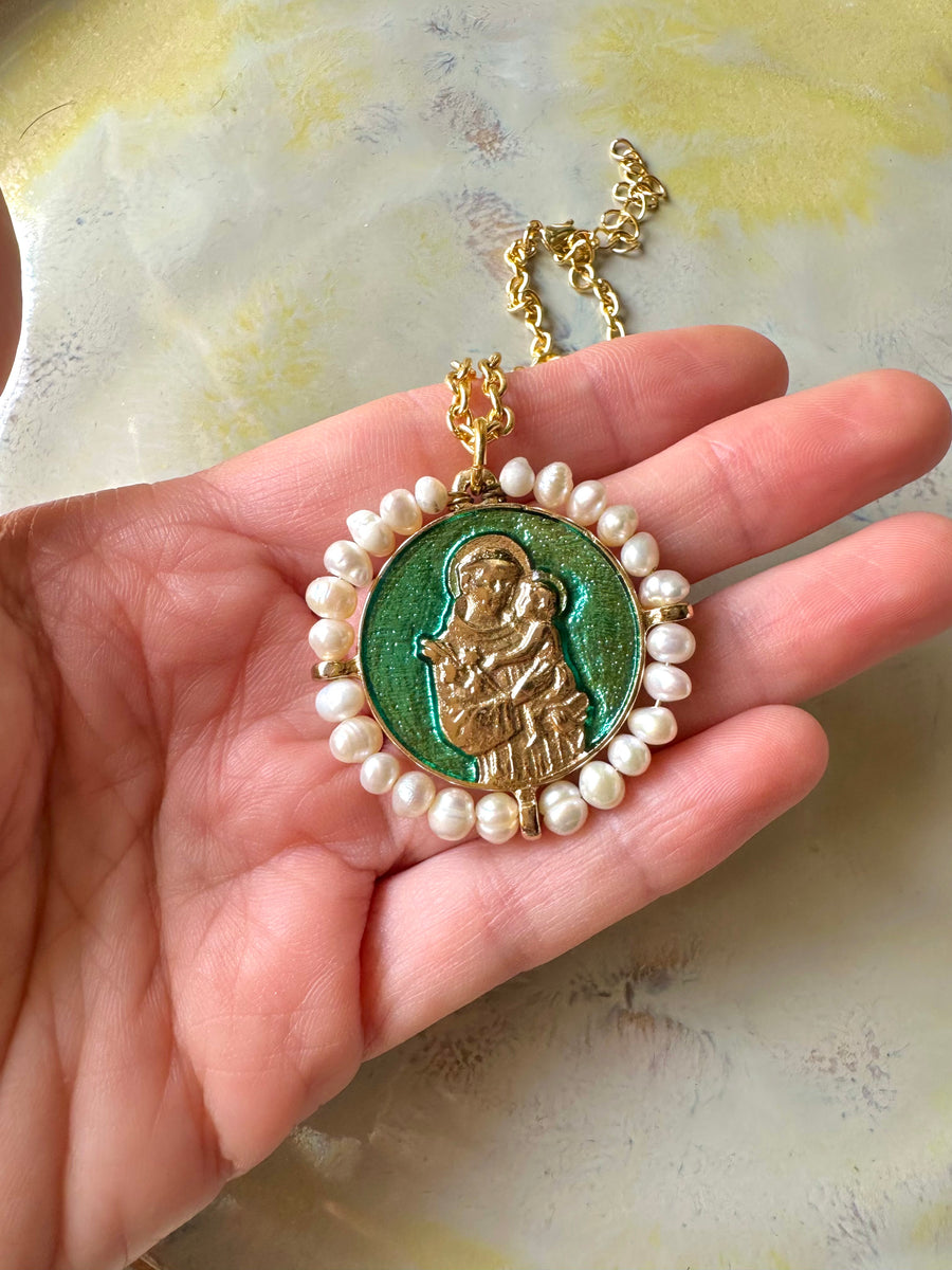 Medalla de San Antonio con perla y esmalte verde – Khartes Madrid