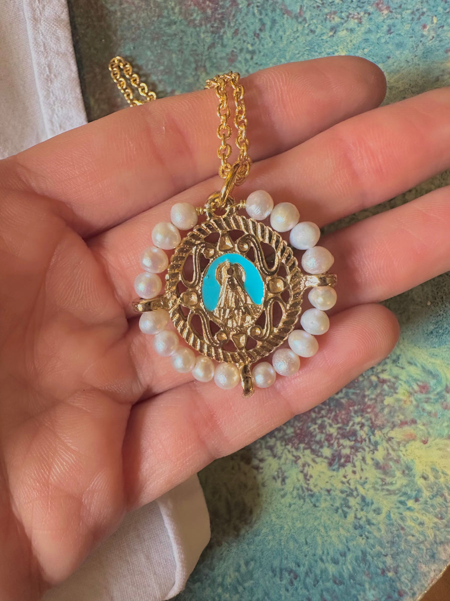 Medalla de la Virgen de Fátima con perlas y esmalte turquesa – Khartes Madrid