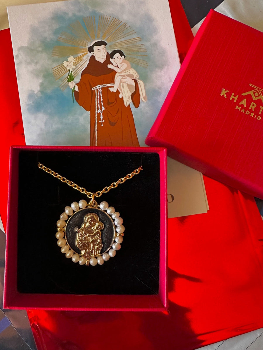 Medalla de San Antonio con perlas naturales y esmalte azul marino – Khartes Madrid