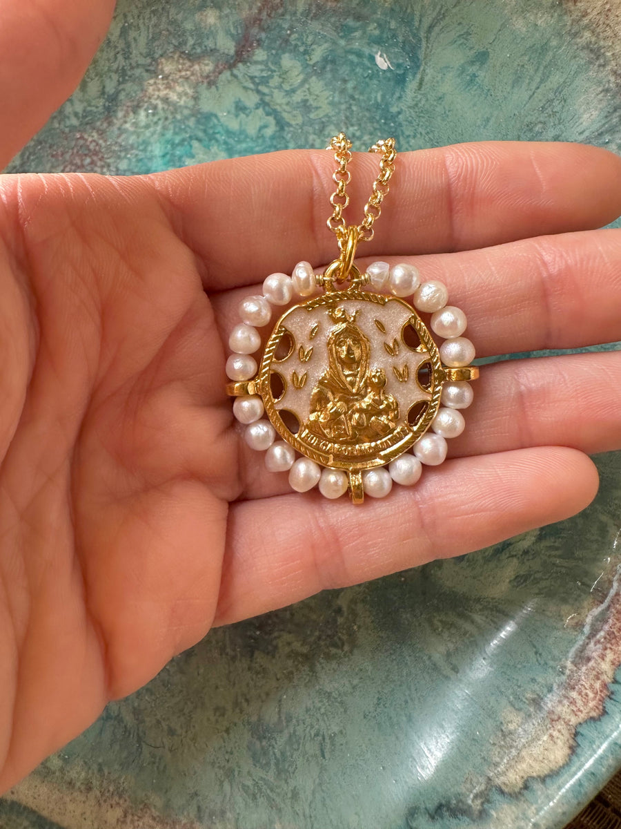 Escapulario de la Virgen del Carmen con esmalte blanco perla y perla – Khartes Madrid