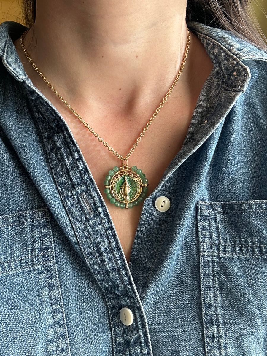 Medalla de la Inmaculada con piedra verde y esmalte – Khartes Madrid