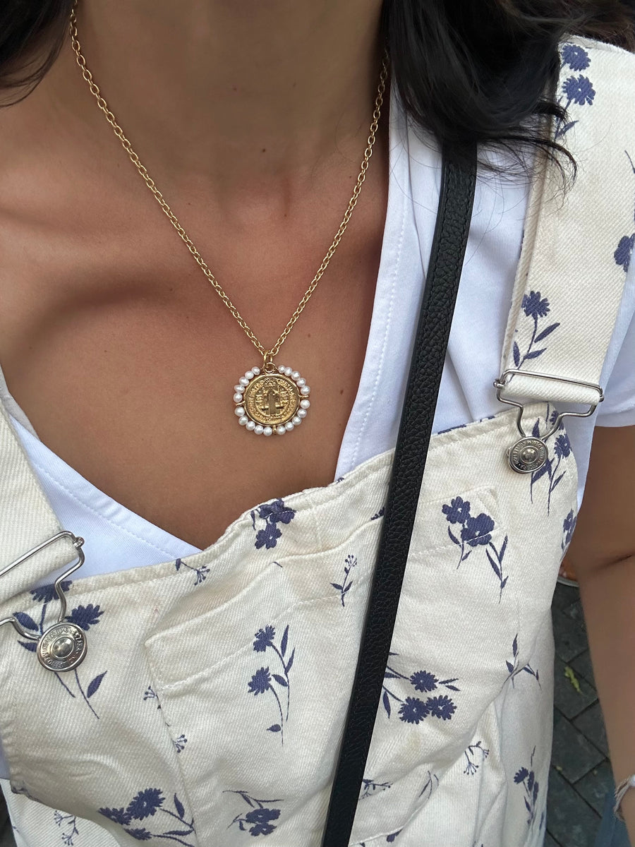 Medalla de San Benito con perla natural – Khartes Madrid
