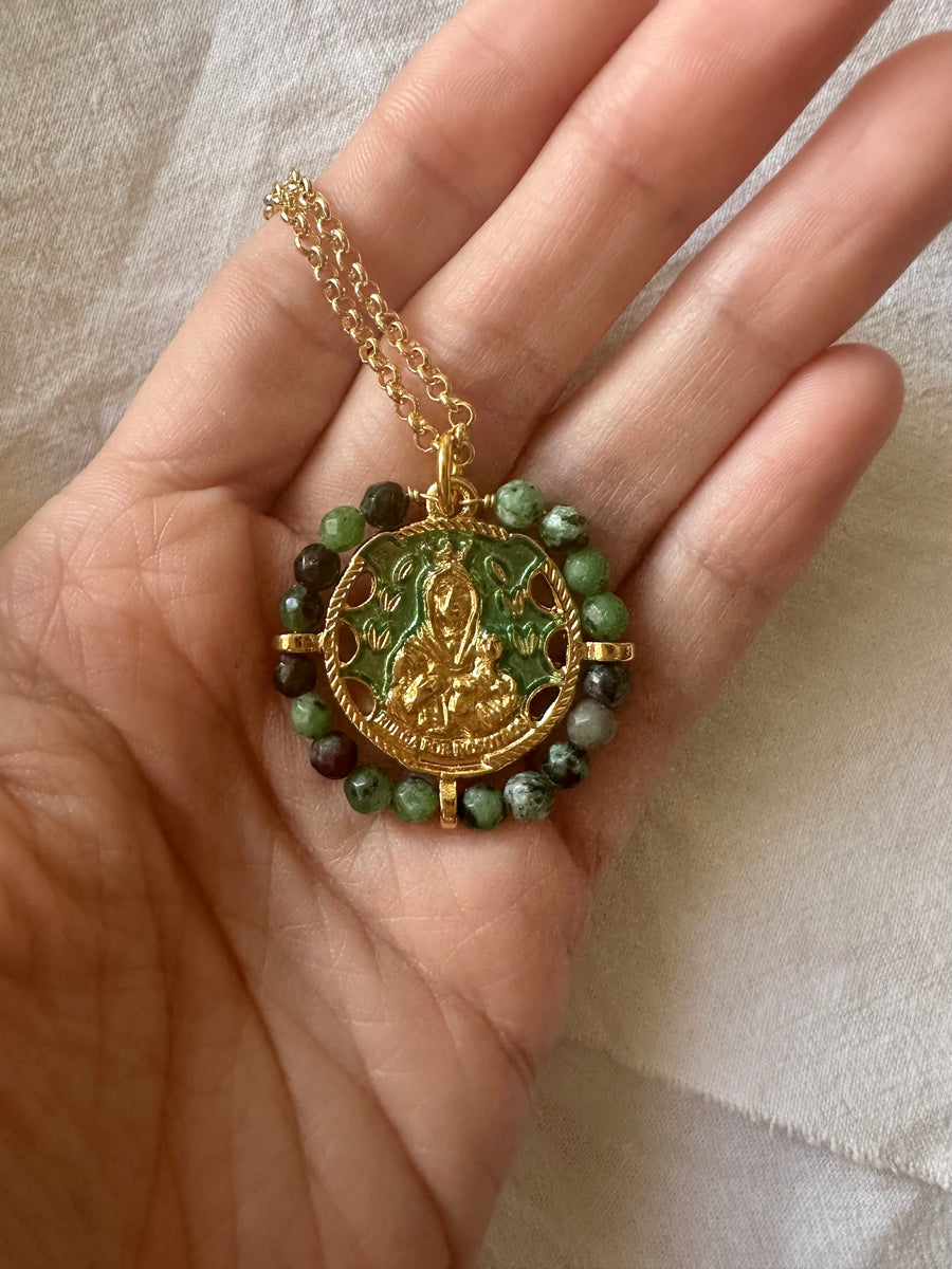 Escapulario de la Virgen del Carmen con esmalte verde y turmalina – Khartes Madrid