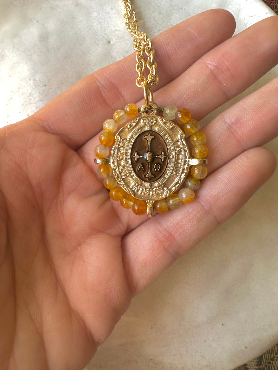 Medalla de la Virgen de Covadonga con cuarzo y esmalte marrón – Khartes Madrid