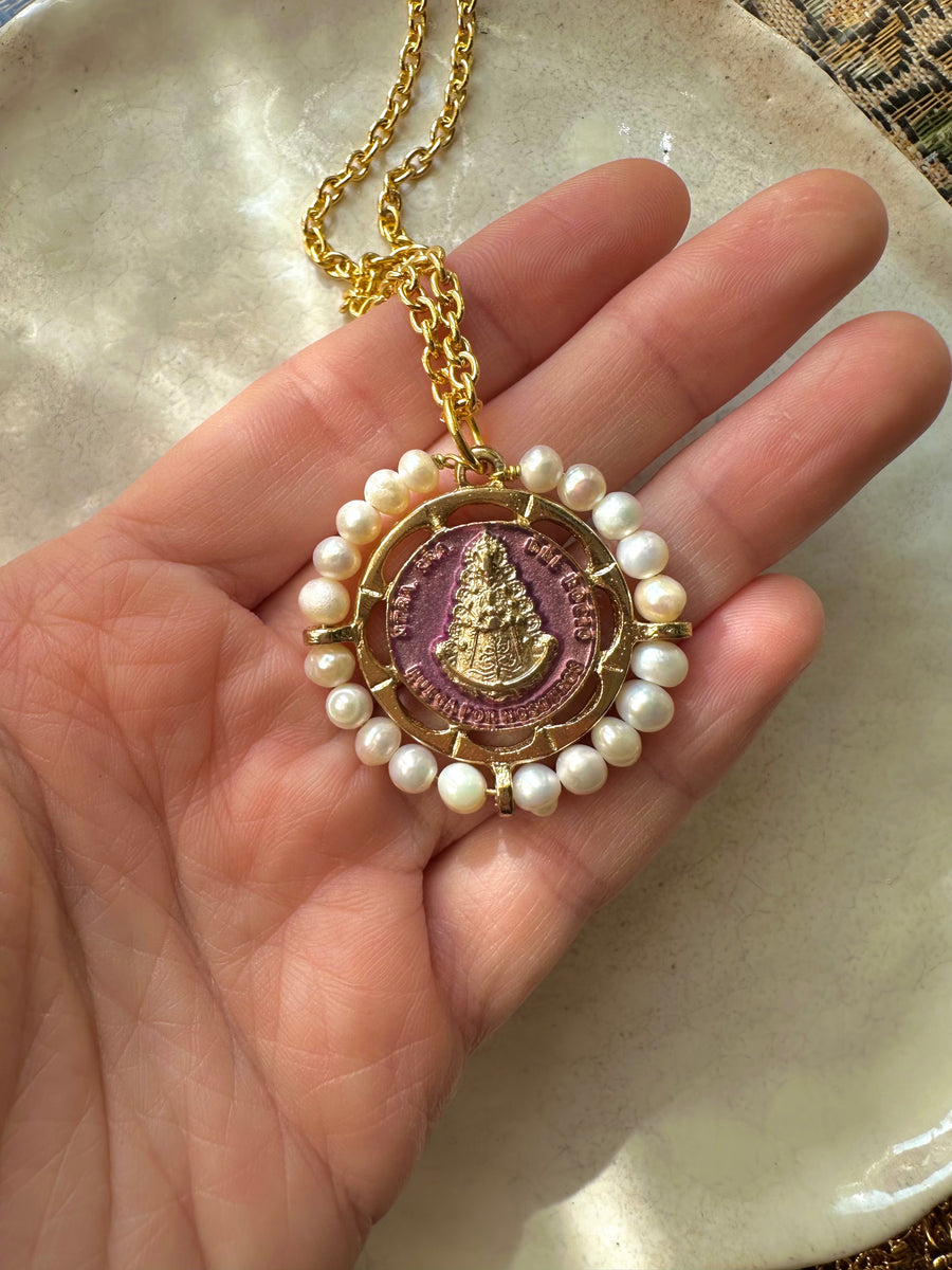 Medalla de la Virgen del Rocío con perla y esmalte lila – Khartes Madrid