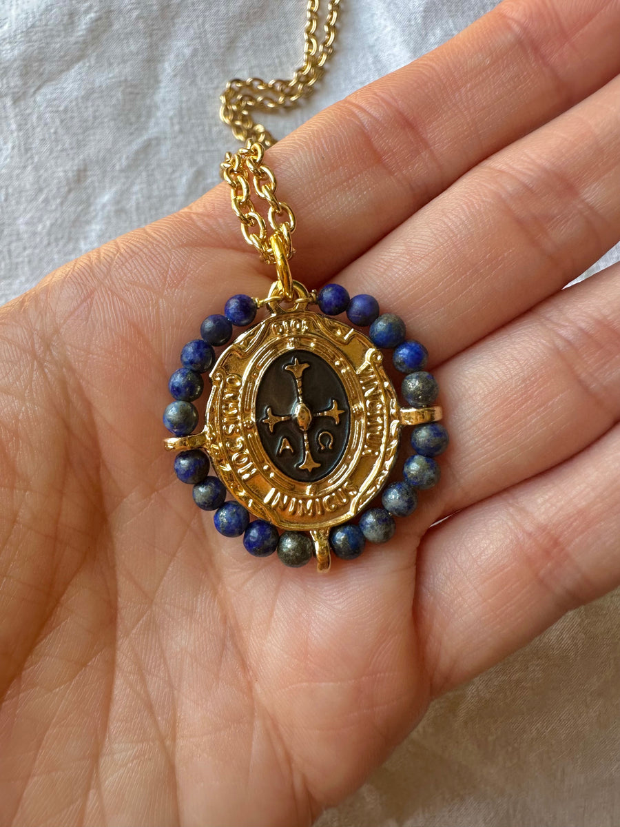 Medalla de la Virgen de Covadonga con lapislázuli y esmalte – Khartes Madrid