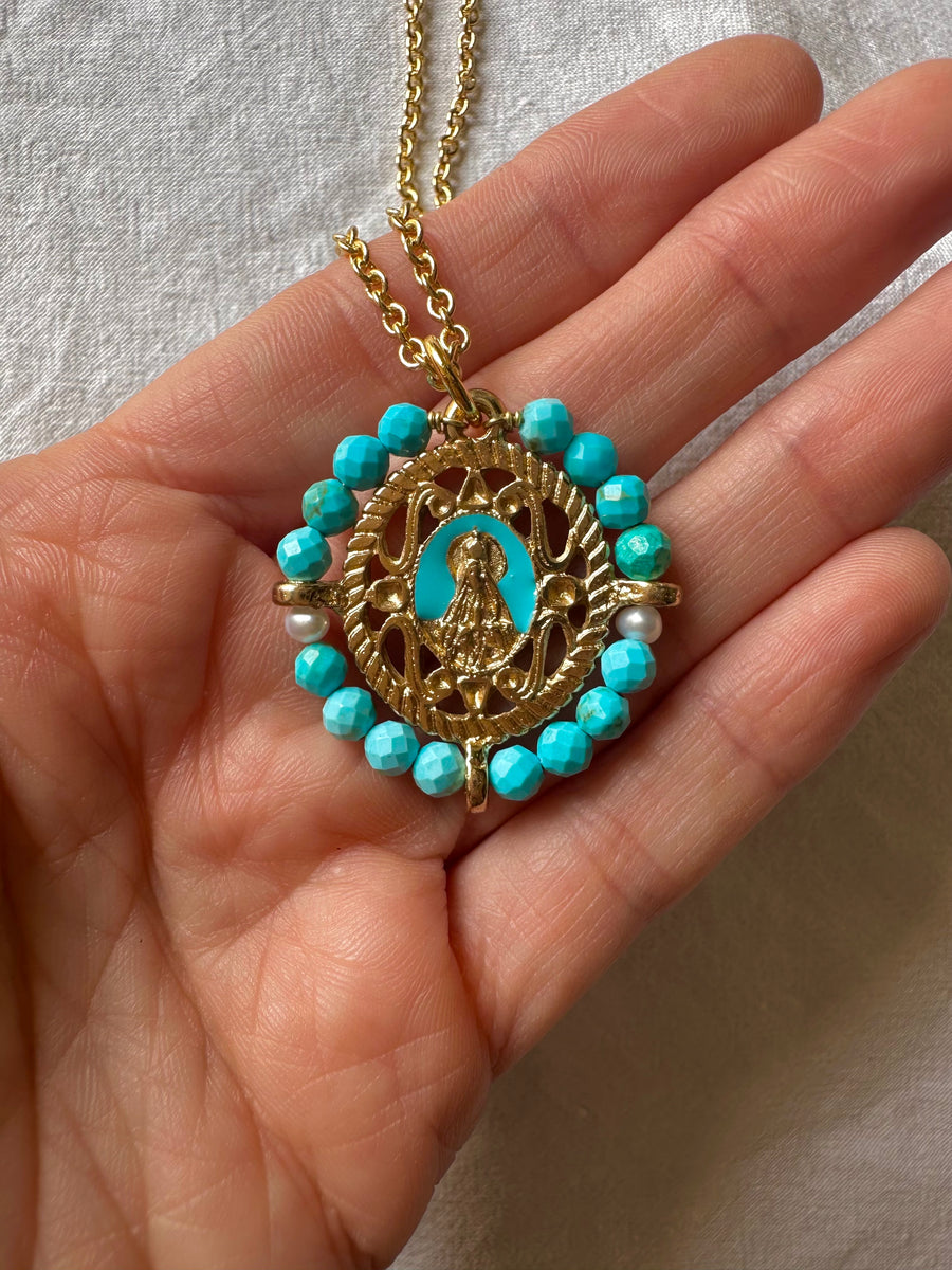 Medalla de la Virgen de Fátima con turquesa, perlas y esmalte turquesa – Khartes Madrid