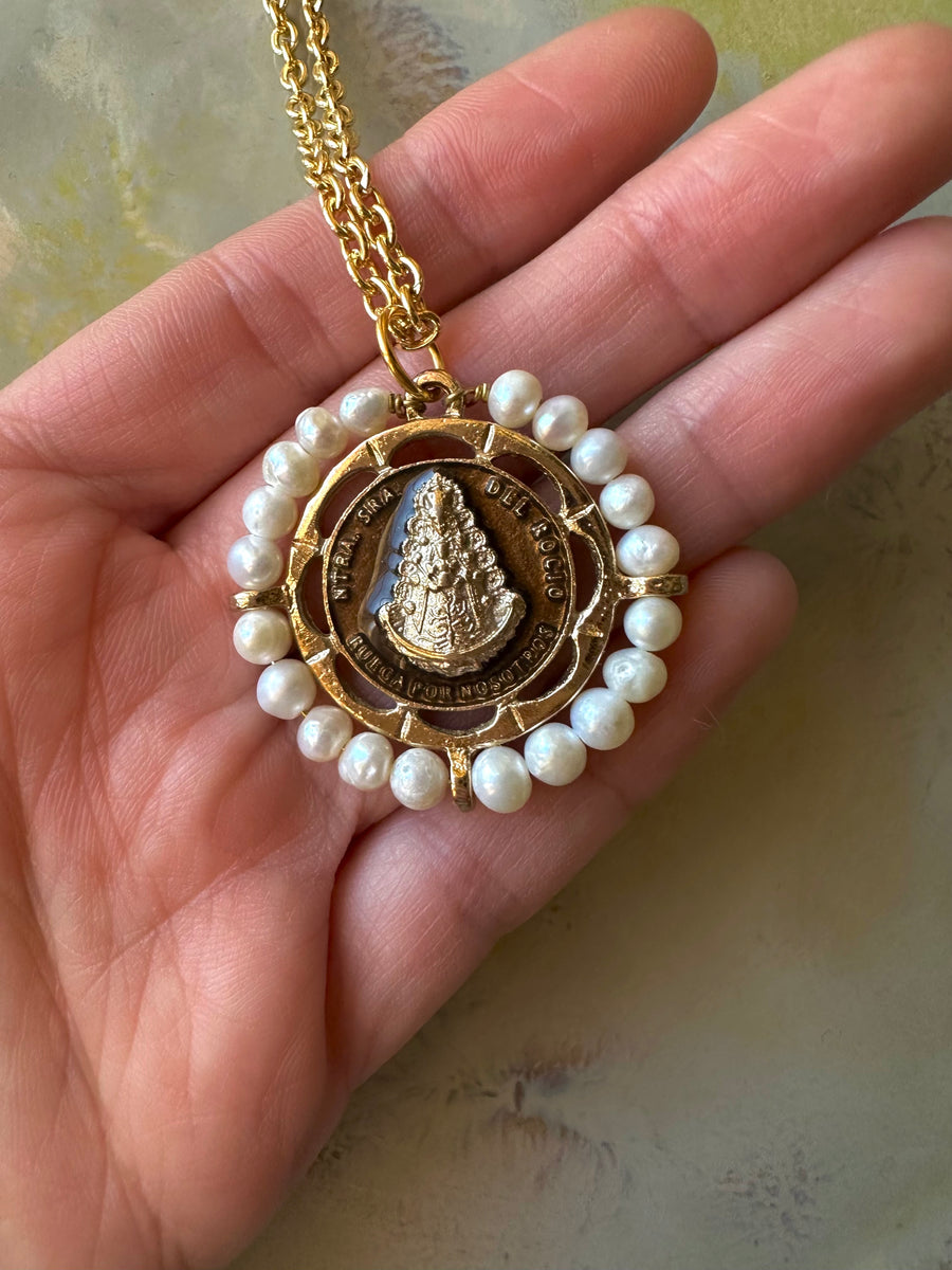 Medalla de la Virgen del Rocío con perla y esmalte marrón – Khartes Madrid