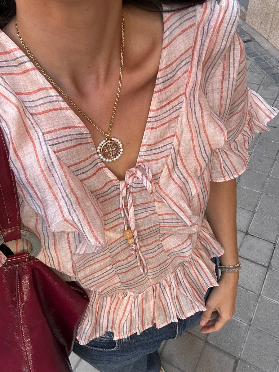 Medalla de San Benito con perla natural y esmalte lila – Khartes Madrid