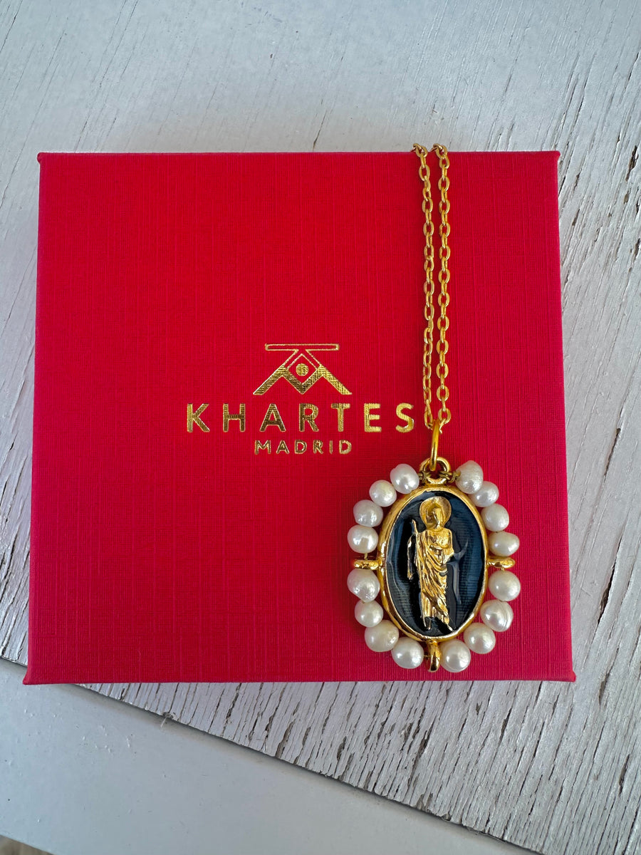 Medalla de San Judas Tadeo y Virgen de Guadalupe con esmalte azul y perla natural – Khartes Madrid