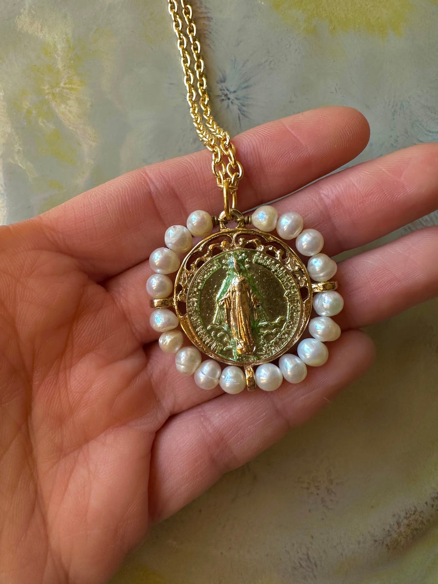 Medalla de la Inmaculada con perla y esmalte verde – Khartes Madrid