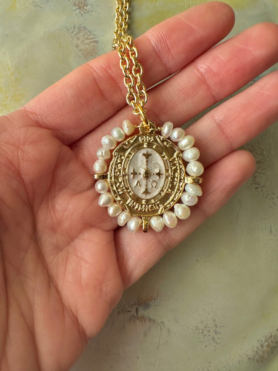 Medalla de la Virgen de Covadonga con perlas y esmalte blanco perlado – Khartes Madrid