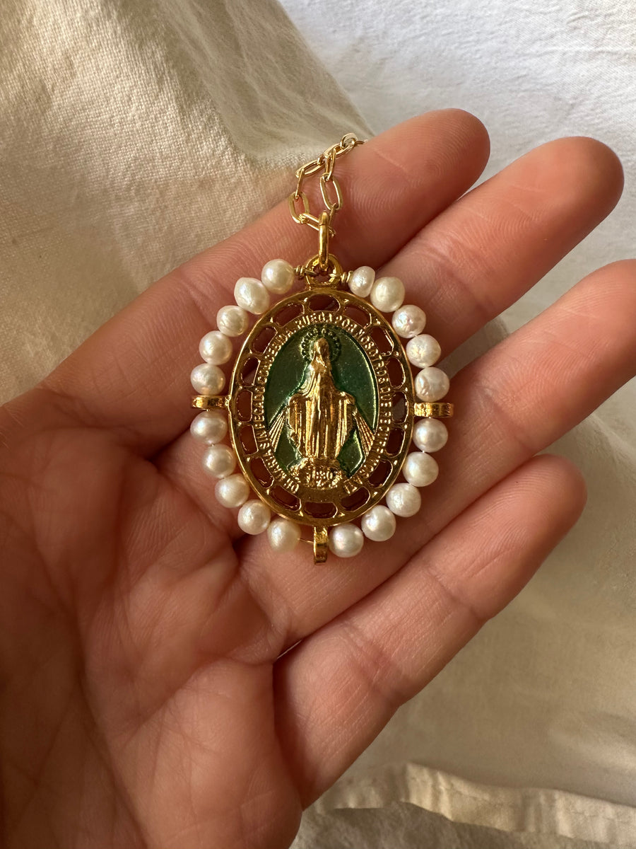 Medalla de La Milagrosa con perla natural y esmalte verde – Khartes Madrid