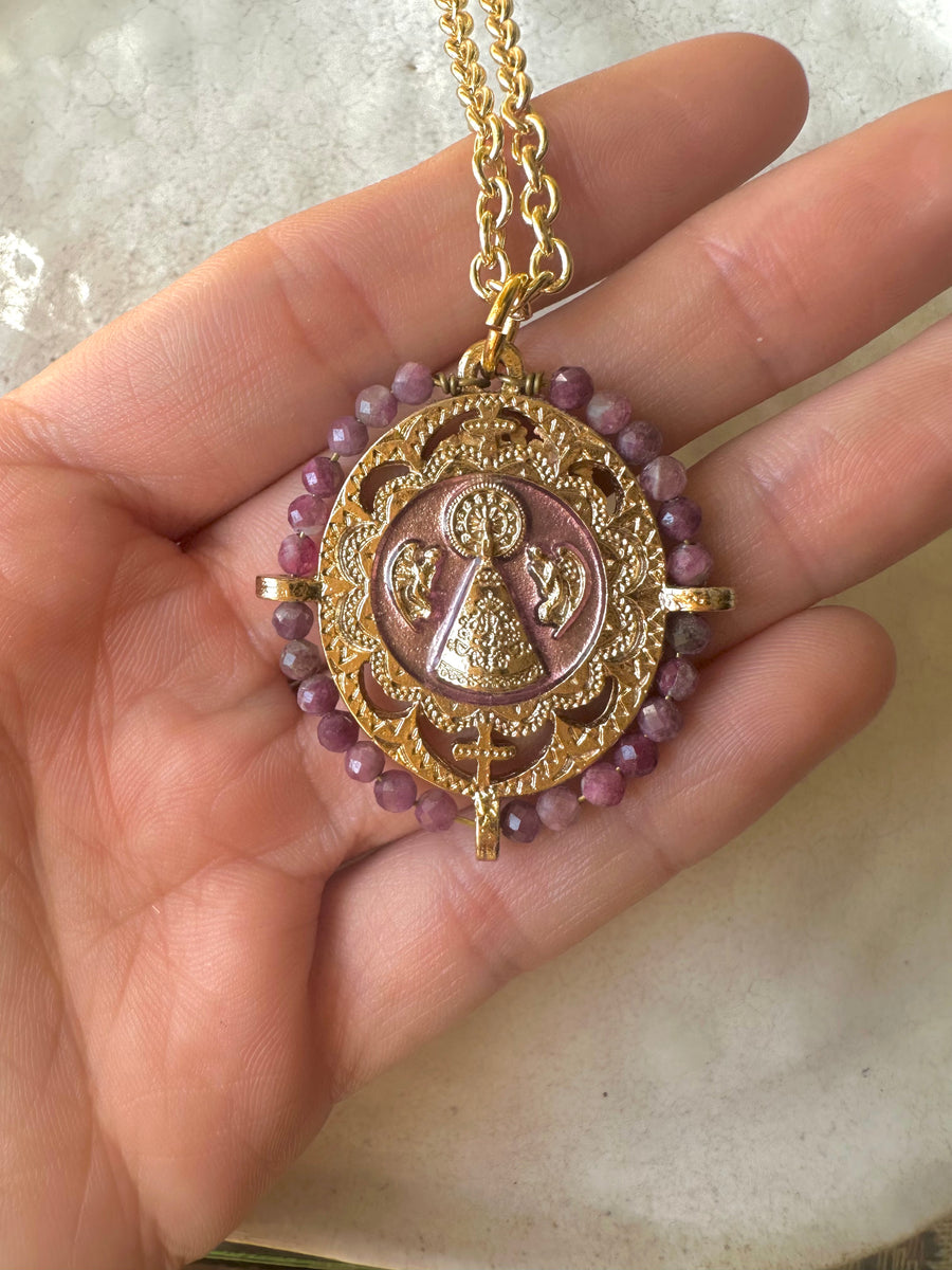 Medalla de la Virgen del Pilar con rubíes y esmalte – Khartes Madrid