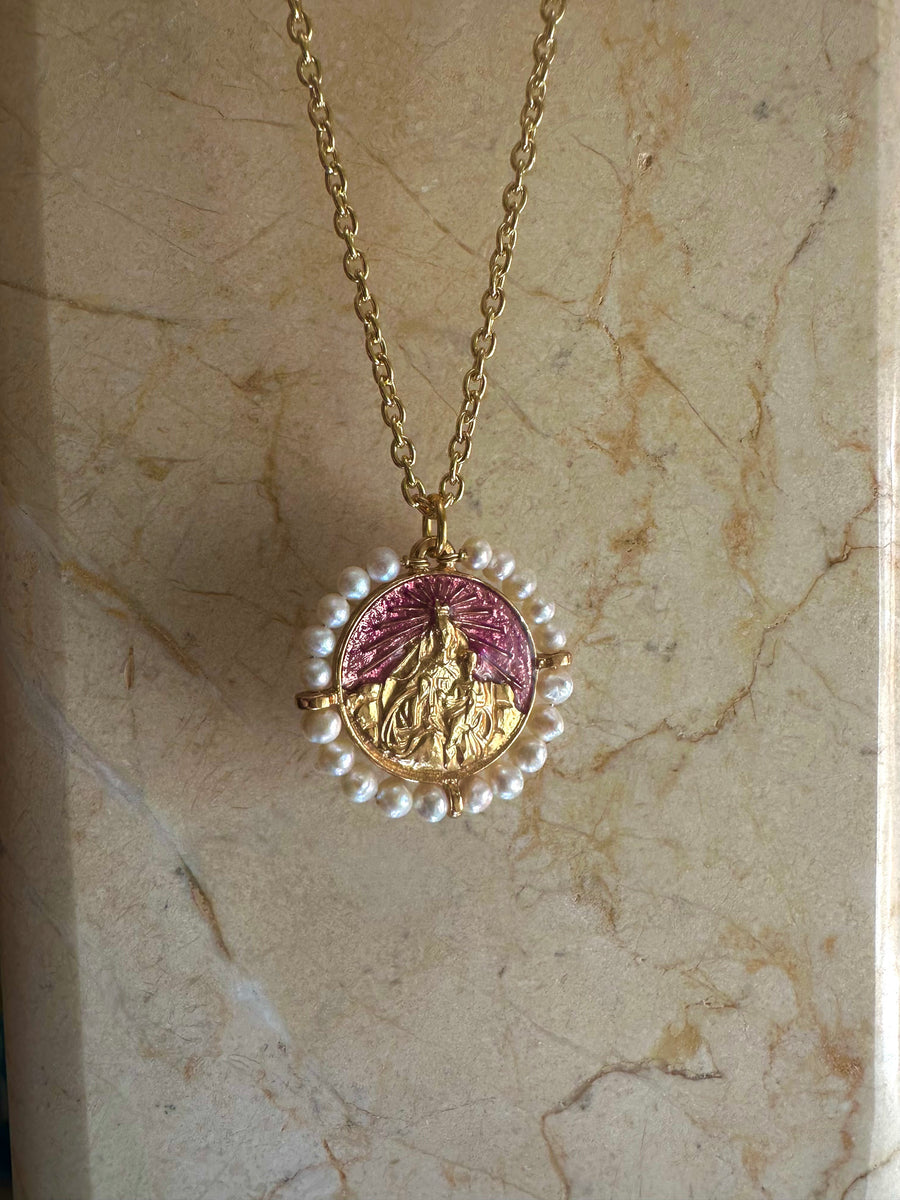 Medalla de la Virgen del Carmen con esmalte lila y perla natural – Khartes Madrid