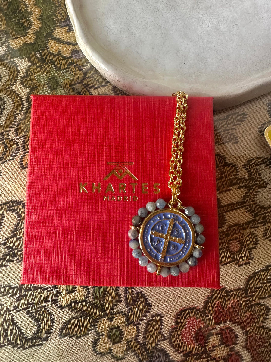 Medalla de San Benito con esmalte azul y cianita – Khartes Madrid