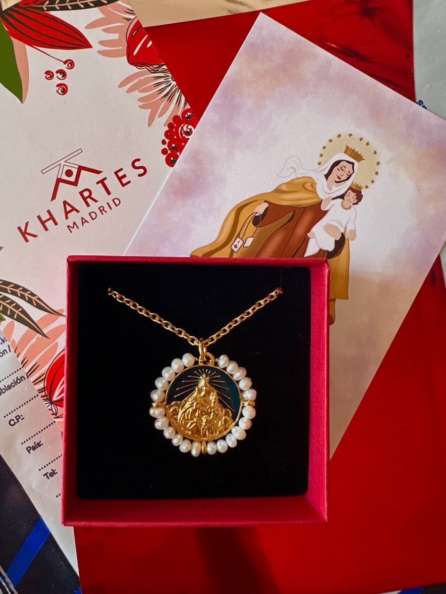Medalla de la Virgen del Carmen con perla natural y esmalte azul – Khartes Madrid