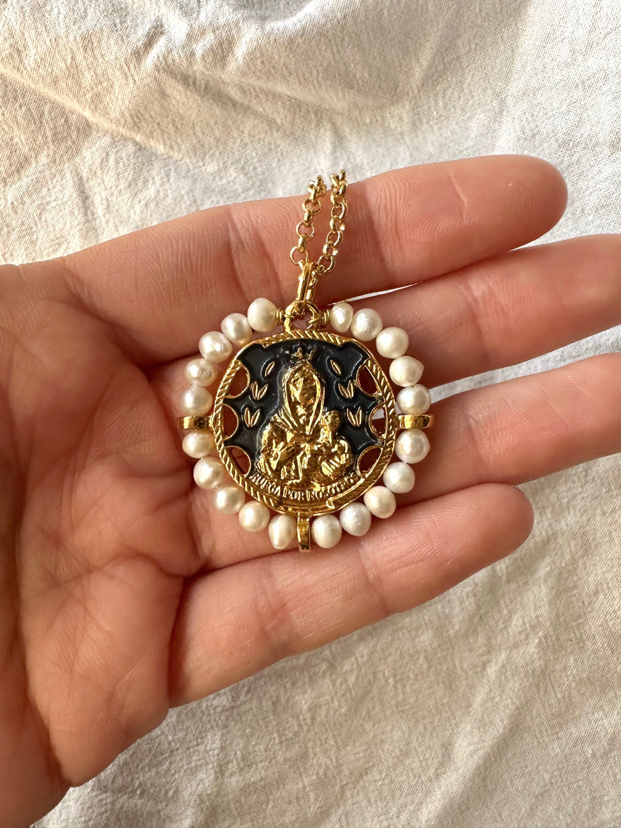 Escapulario de la Virgen del Carmen con esmalte azul y perla – Khartes Madrid