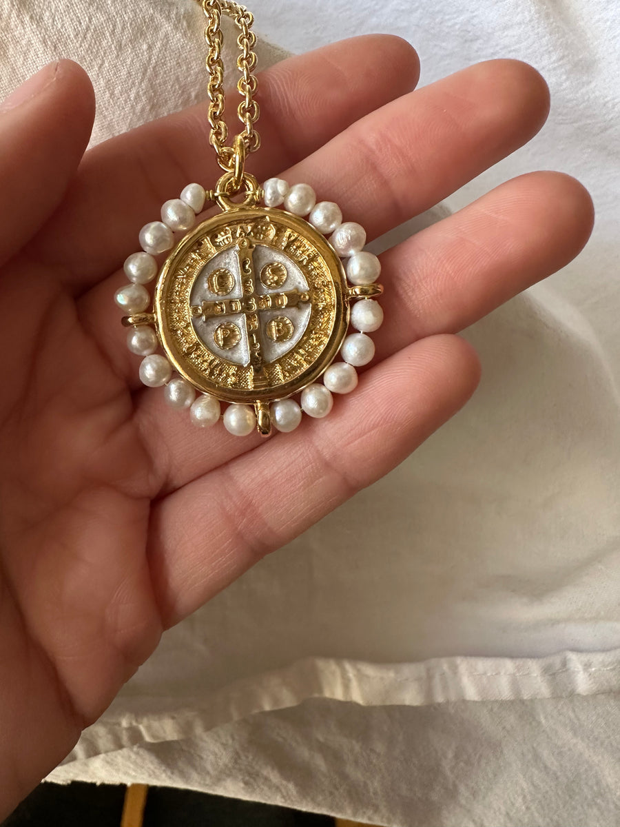 Medalla de San Benito con perla natural y esmalte blanco perla – Khartes Madrid