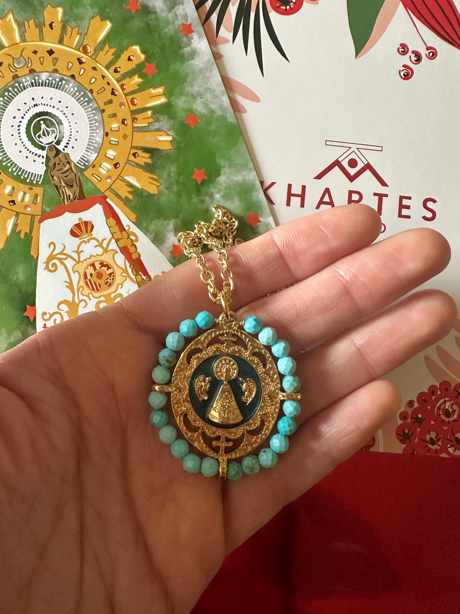 Medalla de la Virgen del Pilar con turquesas y esmalte turquesa – Khartes Madrid