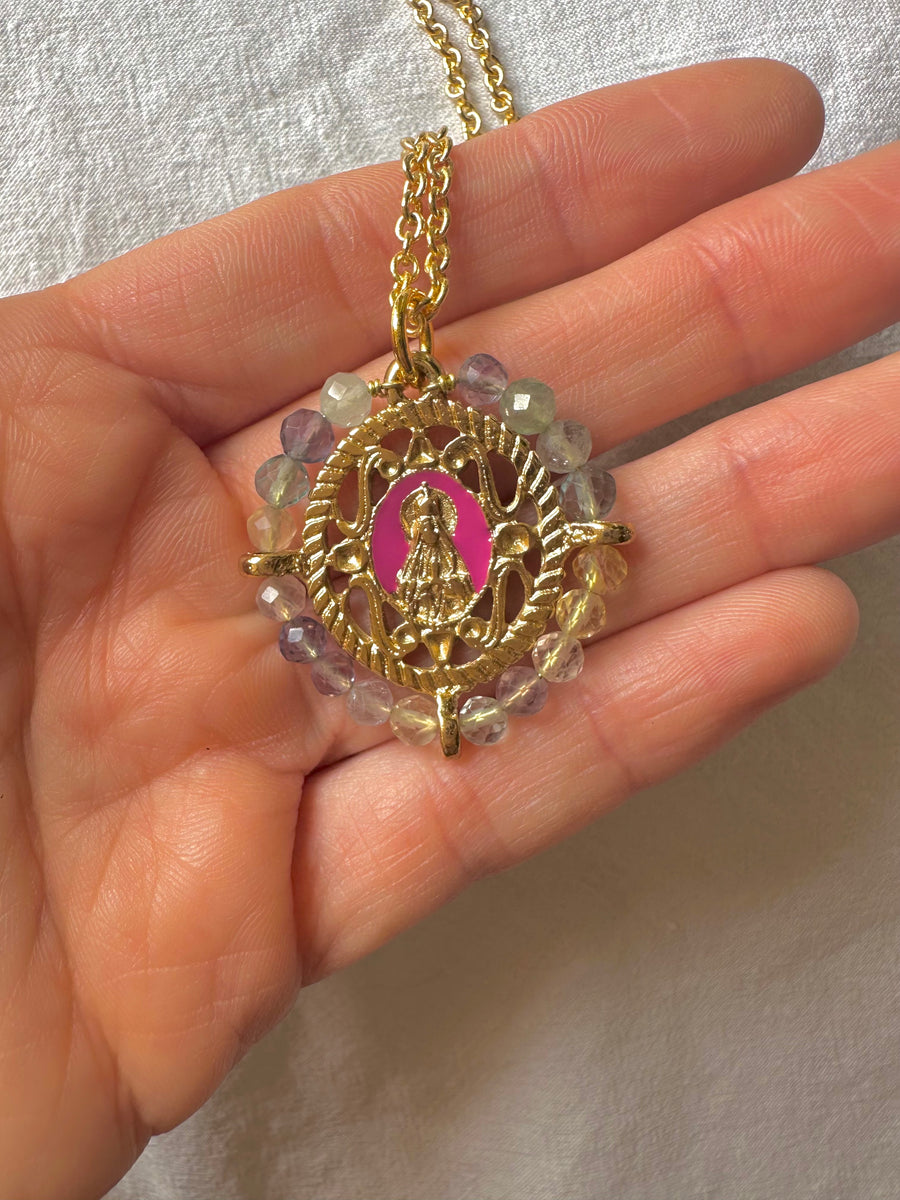Medalla de la Virgen de Fátima con fluorita y esmalte lila – Khartes Madrid