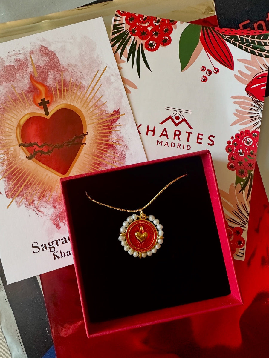 Medalla del Sagrado Corazón de Jesús con esmalte rojo y perlas naturales – Khartes Madrid