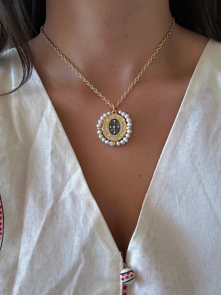 Medalla de la Virgen de Covadonga con perlas y esmalte azul – Khartes Madrid