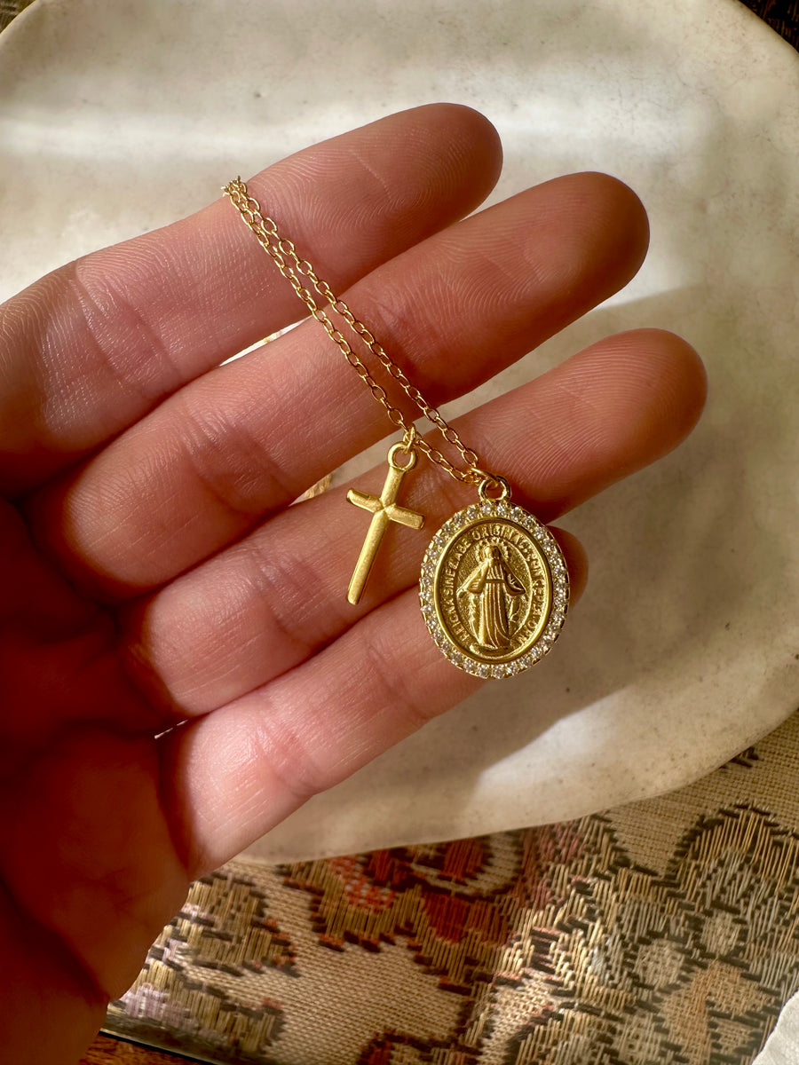 Medalla de la Virgen Milagrosa y cruz en plata con circonitas – Khartes Madrid