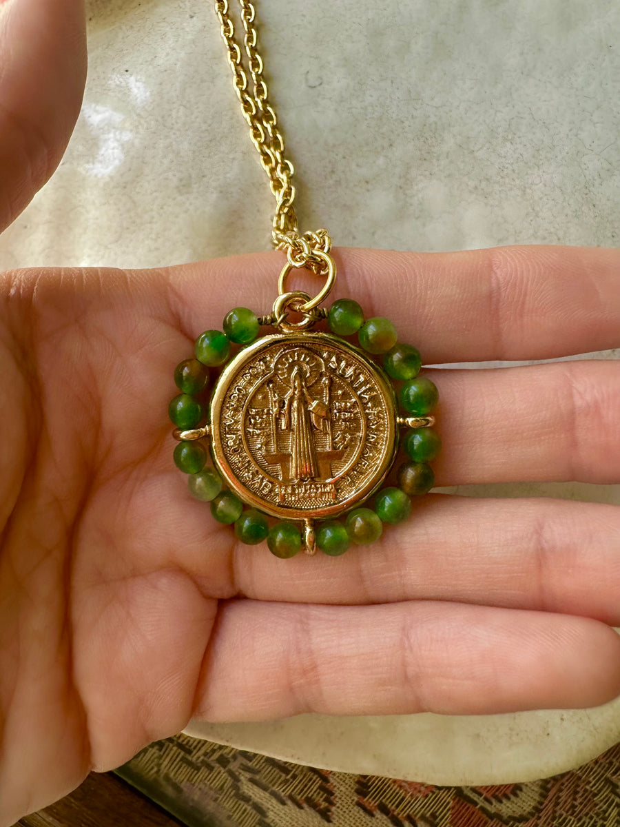 Medalla de San Benito con esmalte y piedra verde – Khartes Madrid