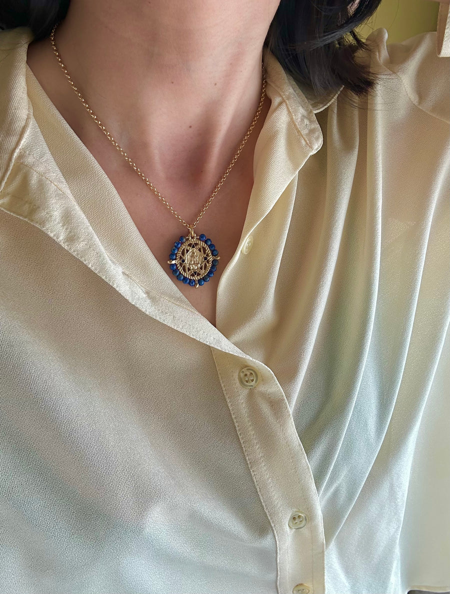 Medalla de la Virgen de Fátima con lapislázuli y esmalte azul marino – Khartes Madrid