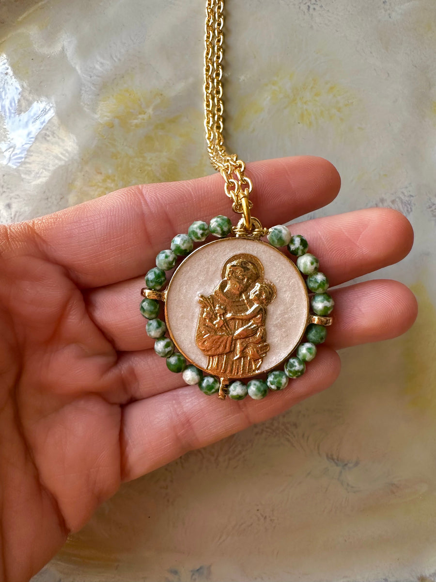 Medalla de San Antonio con jaspe verde y esmalte blanco perlado – Khartes Madrid